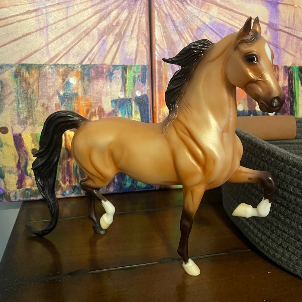 “Madison Avenue” National Show Horse Dun Breyer Horse Model Collectible 2010s